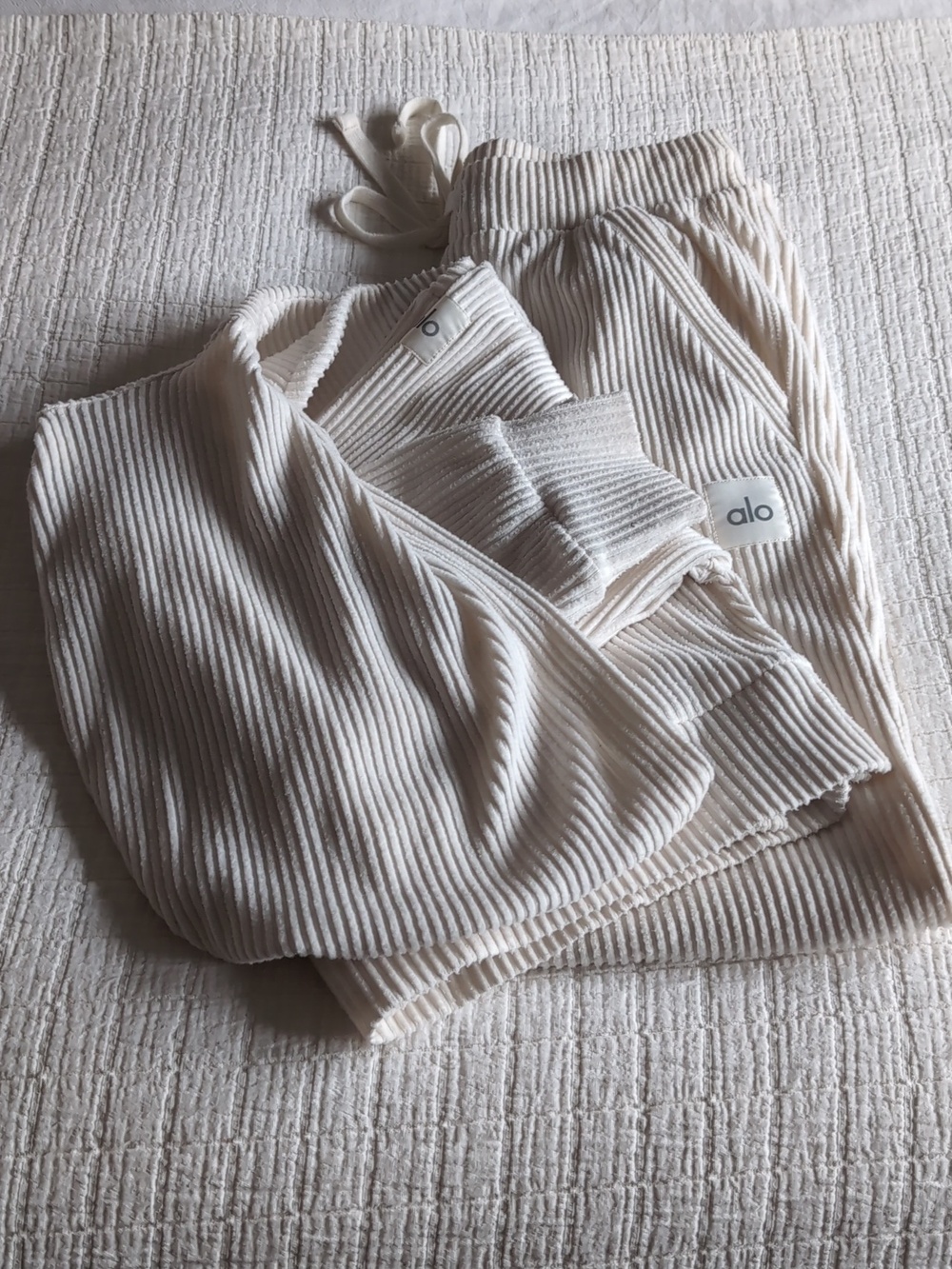 Alo Muse Ribbed Lounge Set Cream - Picture 4 of 9